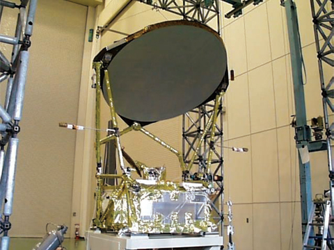 図 1.2.1 AMSR-Eの外観 アンテナの径は1.6mで、毎分40回転する。AMSRの径は2.0m。