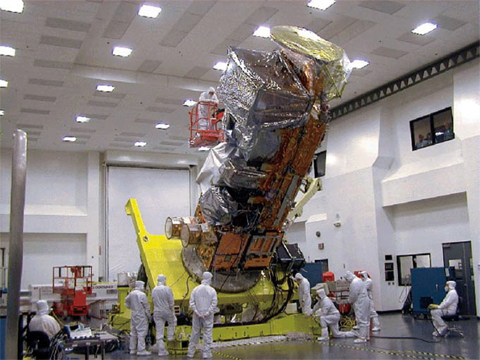 Fig. 1.2.2 AMSR-E is attached on Aqua' s head. Final check of NASA' s Aqua satellite, at TRW.