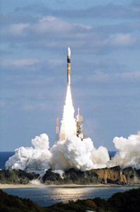 図 1.3.1 ADEOS-IIを搭載したH-IIA4号機の打ち上げ 種子島宇宙センター、2002年12月14日